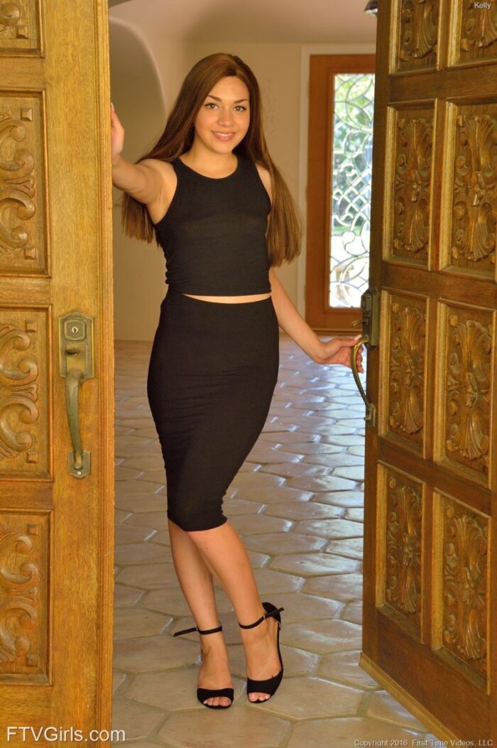 Kelly: Sexy In That Black