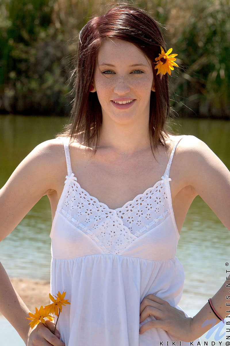 Luscious amateur babe is not ashamed to spread her pink pussy outdoors