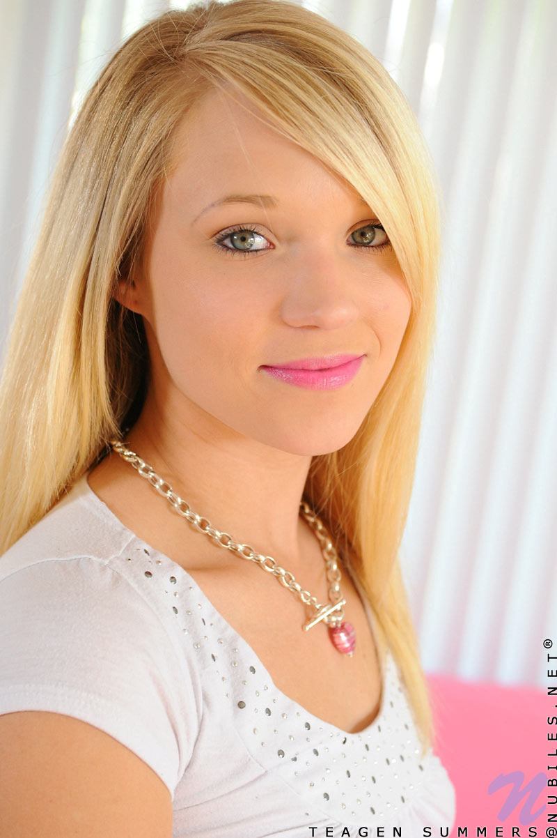Blonde Teagen Summers strips off on the sofa and stimulates her craving with a magic wand